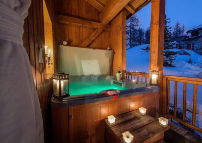 Photo of the outdoor Jacuzzi luxury Catered Chalet Eléphant Blanc with outdoor Jacuzzi for 10 people for rent in Val d'Isère with In-Luxe Chalets France