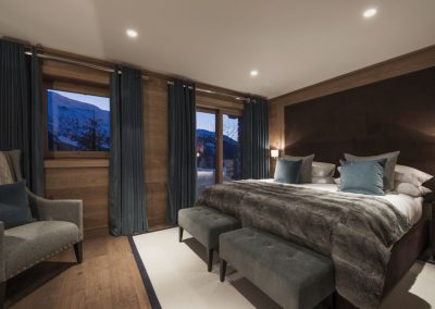 Photo of a bedroom of the luxury ski-in ski-out Catered Chalet Le Grenier with indoor pool for 12 people to rent in Méribel for rental with In-Luxe Chalets France