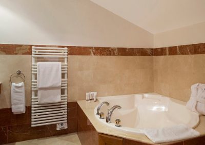 A bathroom picture Luxury ski-in ski-out apartment rental ST-SI for 8 people with services, a Spa, to rent in Courchevel 1850 with In-Luxe Chalets France