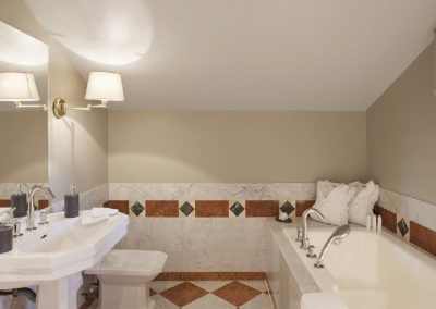 Another bathroom Luxury ski-in ski-out apartment rental ST-RO for 6 people with services, a Spa, to rent in Courchevel 1850 with In-Luxe Chalets France