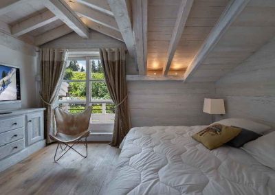 A bedroom at Luxury ski-in ski-out chalet White Pearl for 10 people to rent in Courchevel 1850 with In-Luxe Chalets France