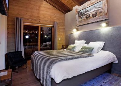 Another double bedroom at Luxury Chalet rental Samarra in Courchevel 1550 for 10 people with breakfast, indoor pool, steam room. The luxury chalet Samarra is offered for rental in Courchevel 1550 by In-Luxe Chalets France