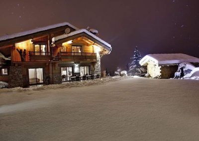 Night view at Luxury ski-in ski-out Chalet rental Elista in Courchevel 1550 for 10 people with breakfast, a Spa. The luxury chalet Elista is offered for rental in Courchevel 1550 by In-Luxe Chalets France