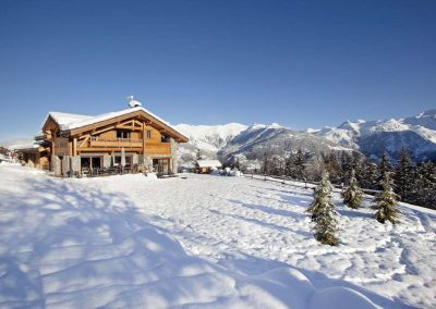 Outdoor view of Luxury Chalet rental Samarra in Courchevel 1550 for 10 people with breakfast, indoor pool, steam room. The luxury chalet Samarra is offered for rental in Courchevel 1550 by In-Luxe Chalets France