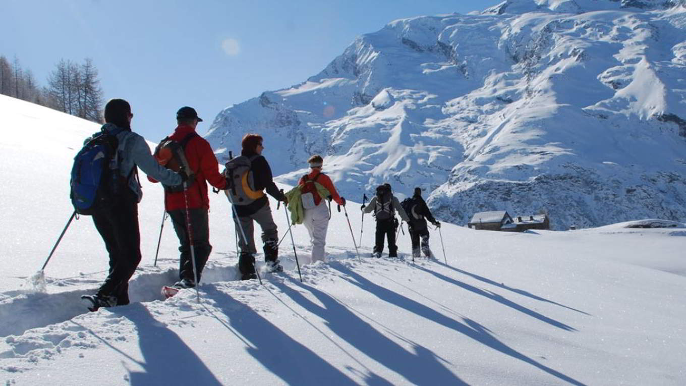 Enjoy a snowshoeing excursion with your whole family to discover Val d'Isère Alpine countryside.