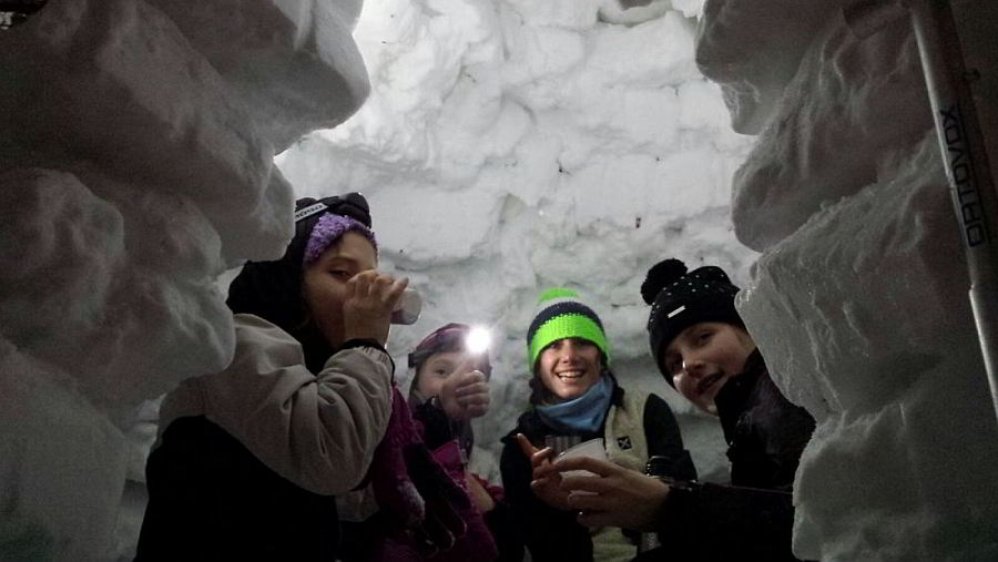 A funny after-skiing activity for kids from 7 years old in Méribel is building an igloo with instructor.